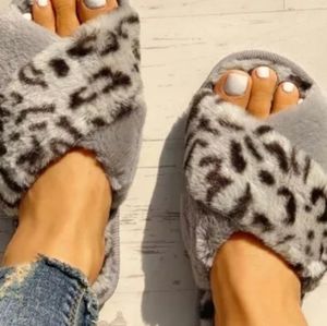 Gray leopard slippers
